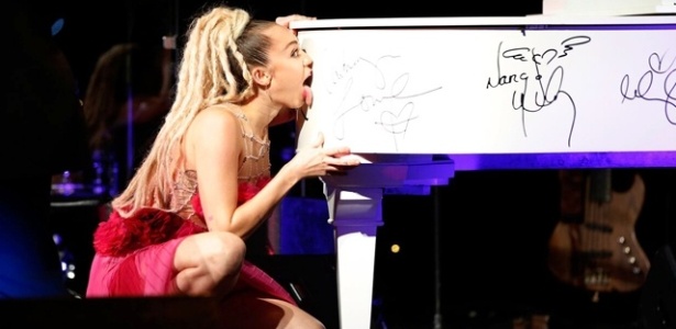 Miley Cyrus lambe piano doado pela modelo e atriz australiana Ruby Rose  - Getty Images