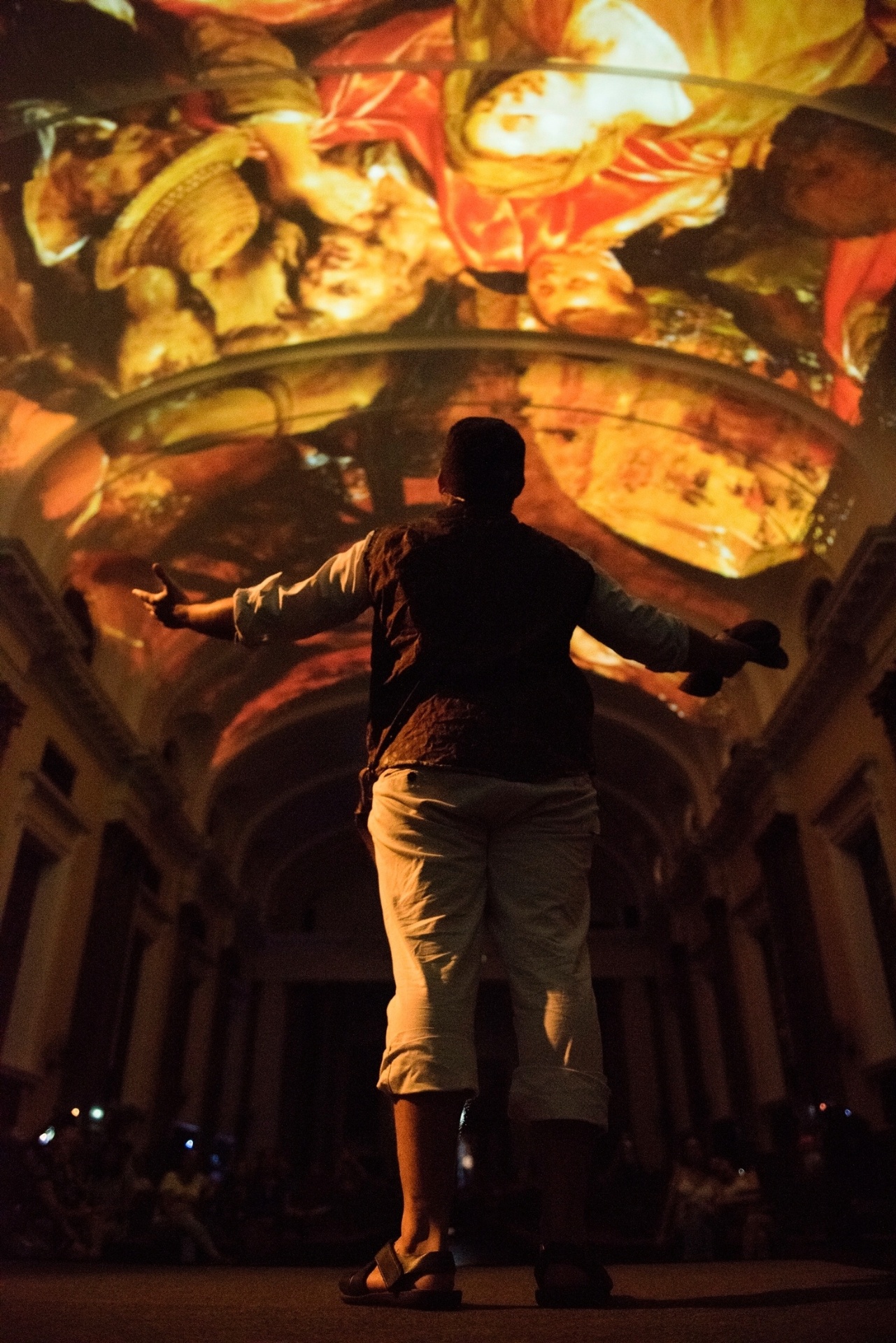 Até dia 22 de dezembro, a igreja São Luís Gonzaga (avenida Paulista, 2.378, Consolação) recebe o Natal Iluminado com apresentações em projeções no altar e no teto da igreja. As projeções são, em sua maioria, inspiradas na Capela Sistina. Imagens de artistas como Michelangelo, Rafael, Bernini e Botticelli fazem parte da apresentação. Veja os horários das sessões: 17/12 (21h30), 18/12 (20h e 21h), 19/12 (19h, 20h e 21h), 20/12 (21h), 21/12 (20h e 21h) e 22/12 (20h e 21h). - Divulgação