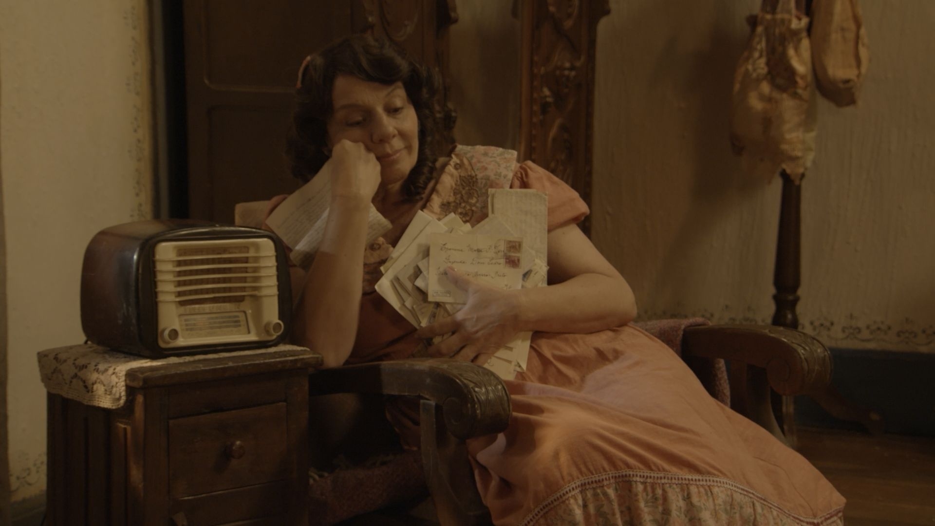 Eponina (Rosi Campos) ouve "Herança de Ódio" em "Êta Mundo Bom" - Divulgação/TV Globo