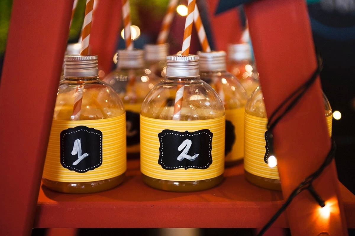 Garrafinhas personalizadas de suco tinham nos rótulos os números um e dois, em referência ao tema deste chá de bebê de gêmeos: um é bom, dois é bom demais - Sandra Pagano/Divulgação