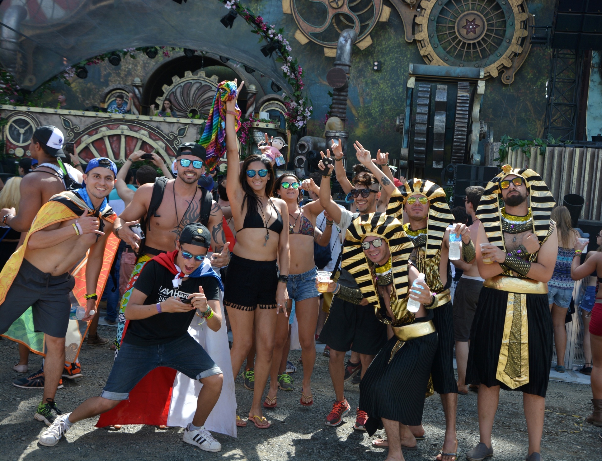 21.abr.2016 - Jovens posam com fantasias com motivos egípcios - Will Dias/Futura Press/Estadão Conteúdo