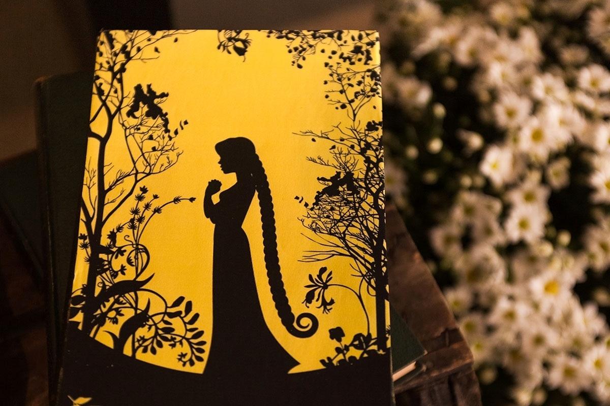 Para exaltar os contos de fadas, a marca de móveis Cuchi (www.cuchi.com.br) criou um cantinho da leitura na festa de cinco anos inspirada na personagem Rapunzel - Sandra Pagano/Divulgação