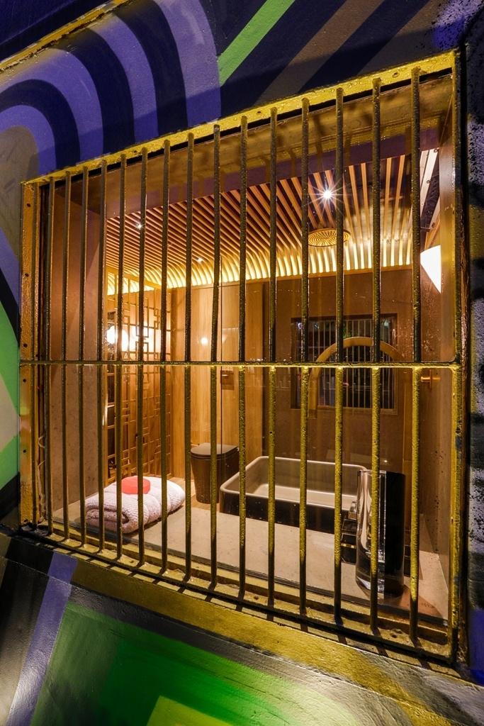 Do canto do churrasco é possível espiar o banheiro do lounge criado pelo arquiteto Léo Shehtman, em estilo Art Déco. A estrutura que dá base à construção é a de um vagão de trem da década de 1940, que estava abandonado - Divulgação