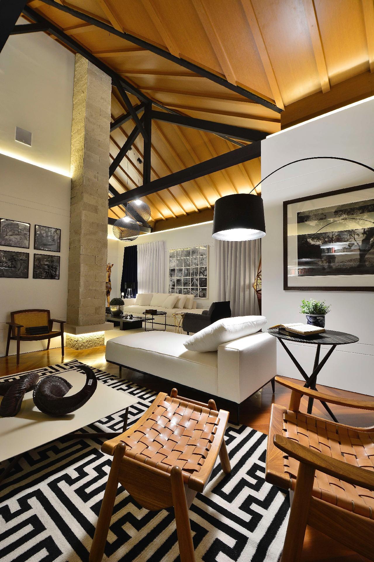 As casas de campo e as sedes de fazendas uruguaias foram as inspirações de Maíra Ritter para o 'Ensaio de Nossa Casa'. Nas colunas do ambiente foram aplicadas placas cimentícias, enquanto as tesouras originais do Petrópole Tênis Clube foram mantidas aparentes - Eduardo Liotti/ Divulgação