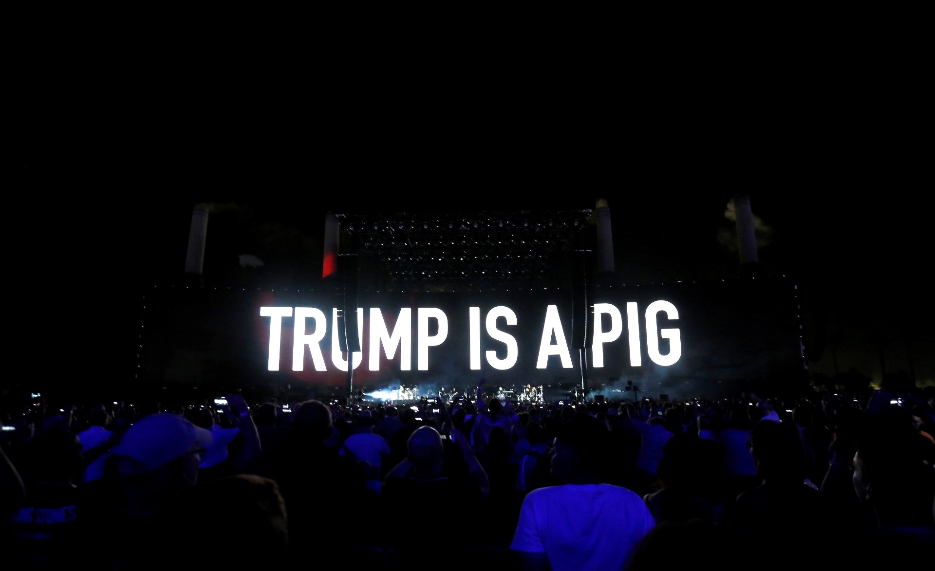 9.out.2016 - "Trump é um porco" é projetado durante show de The Who no Desert Trip em Indio, na Califórnia - Mario Anzuoni/Reuters