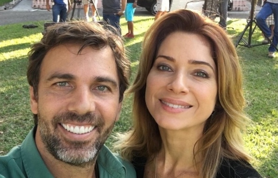 12.out.2016- Marcelo Faria posa com Letícia Spiller nos bastidores de "Sol Nascente" e Marcello Novaes observa os atores ao fundo: "Gravando! E o feriado rolando", escreveu Faria no Instagram - Reprodução/Instagram