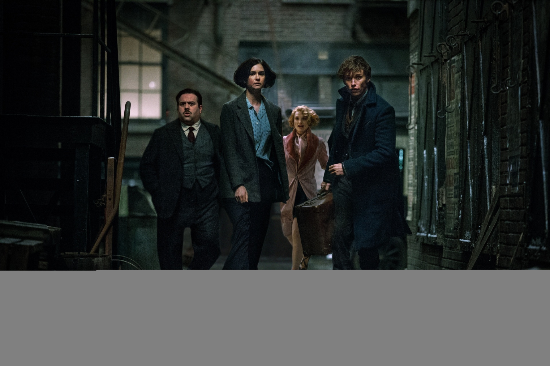 Dan Fogler, Katherine Waterson, Alison Sudol e Eddie Redmayne em cena de "Animais Fantásticos e Onde Habitam". O longa, que estreia no dia 17 de novembro no Brasil, tem muitas referências ao universo de "Harry Potter" - Divulgação /Warner