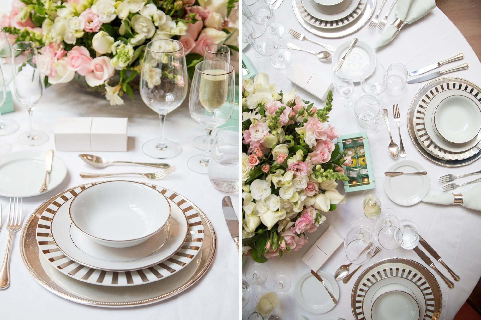 O casamento é uma festa onde a mesa é elemento importante: ela reúne as pessoas. Nesta proposta de decoração romântica, a delicadeza é clássica e combina louças brancas com detalhes metalizados à toalha de linho e aos copos de cristal. Se a refeição for formal, cuide do posicionamento dos talheres e copos, além do guardanapo de pano - Maíra Preto/ Divulgação