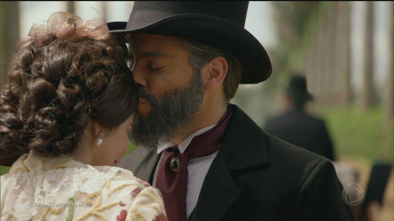 Após passagem de tempo em "Escrava Mãe", Isaura aparece crescida, mas de costas, com a mesma caracterização de Bianca Rinaldi, que interpretou a personagem em "A Escrava Isaura" (2004) - Reprodução/Record