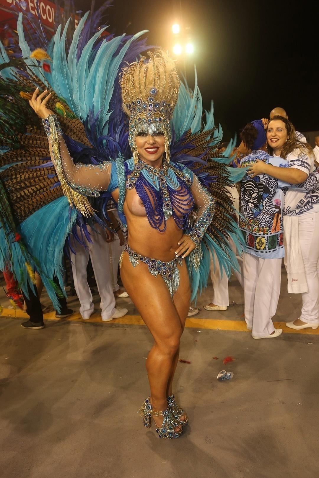 24.fev.2017 - A rainha da bateria da Acadêmicos do Tatuapé, Andréa Capitulino - Iwi Onodera/UOL