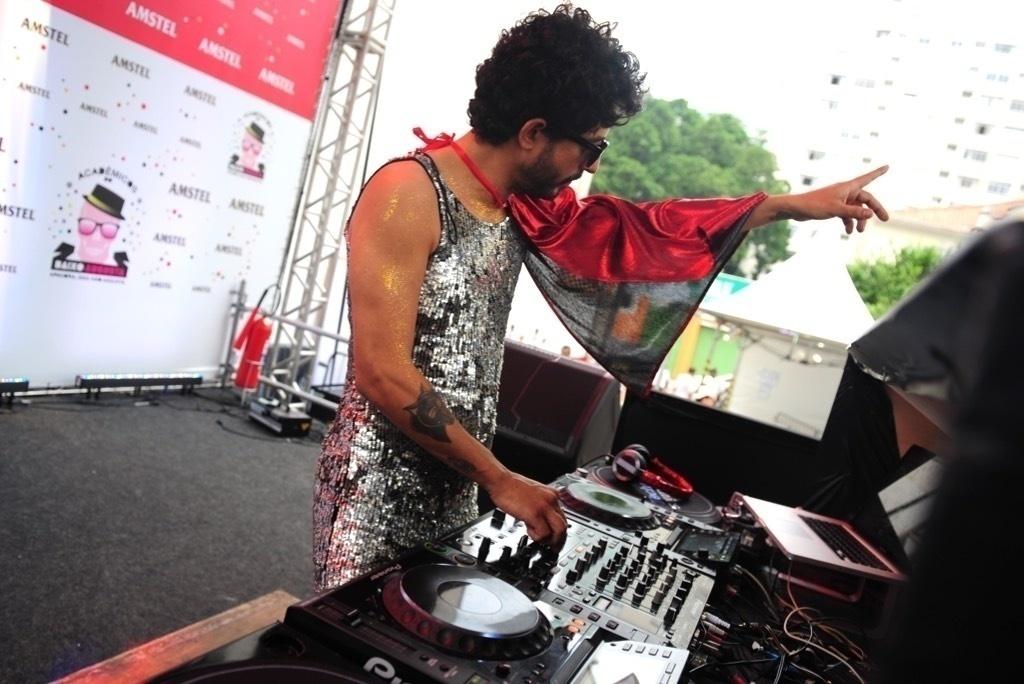 DJ Kiko Costato comanda a folia na Casa do Baixo Augusta - Junior Lago/UOL
