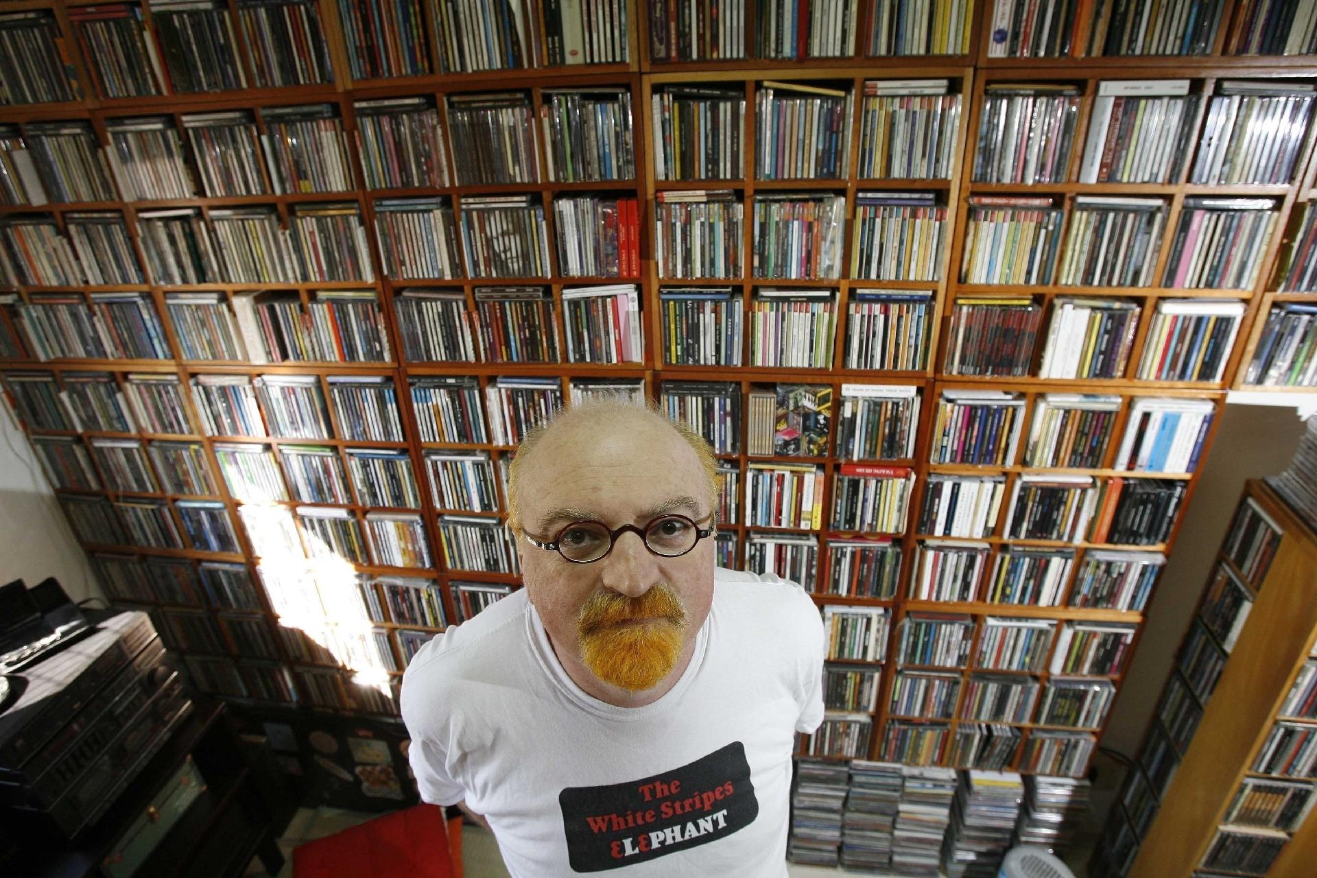 Kid Vinil mostra sua casa com as estantes que abrigam suas coleções de CDs e LPs - Bruno Miranda/Folha Imagem