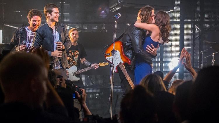 Após o pedido de casamento, Gui (Vladimir Brichta) e Júlia (Nathalia Dill) se beijam no palco em "Rock Story" - Paulo Belote/TV Globo - Paulo Belote/TV Globo