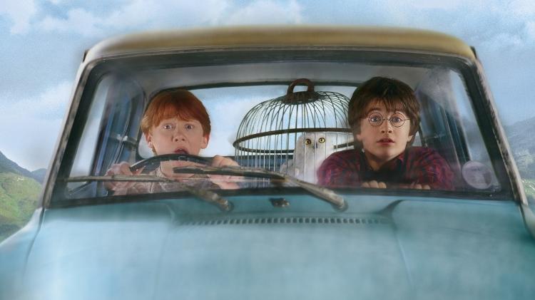 Harry e Rony no Ford Anglia azul - Reproduçâo - Reproduçâo