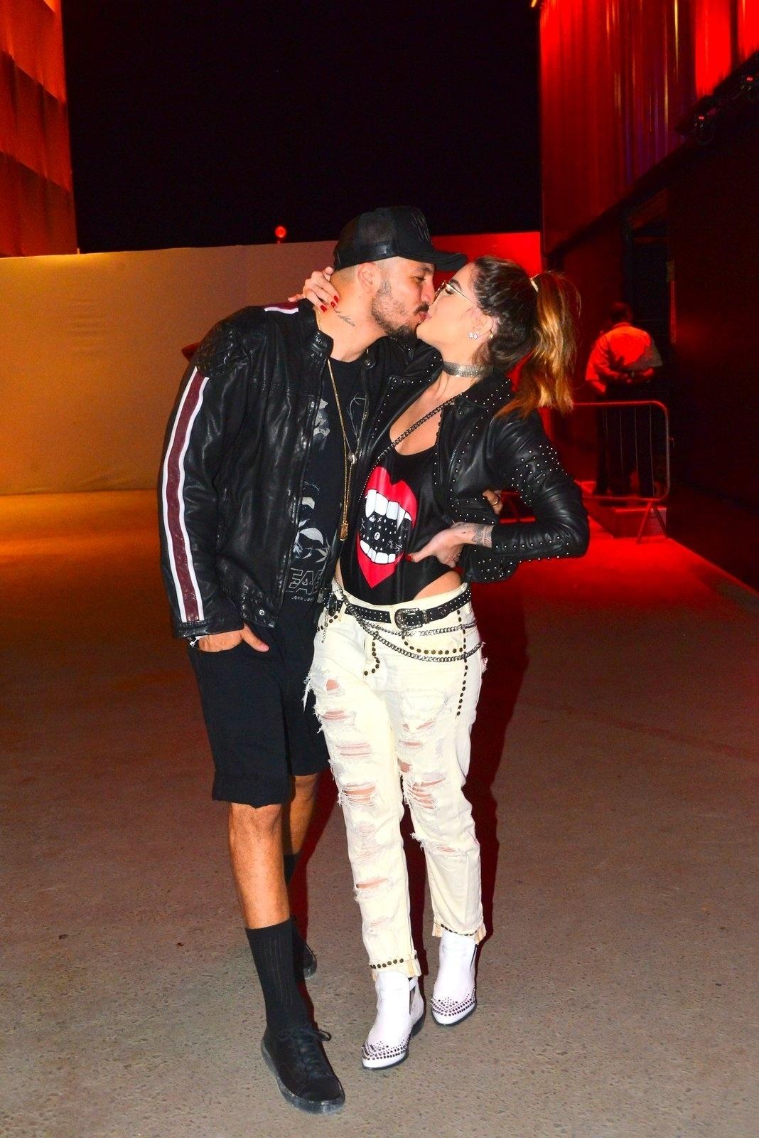 Os ex-BBBs Fernando Medeiros e Aline Gotschalg trocaram beijos ao chegarem no quinto dia do Rock in Rio - William Oda / AgNews