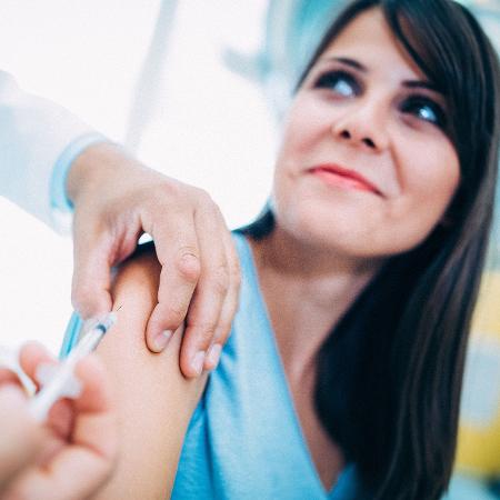 Falta de tempo e de preocupação fazem adultos deixarem vacinas de lado - Getty Images