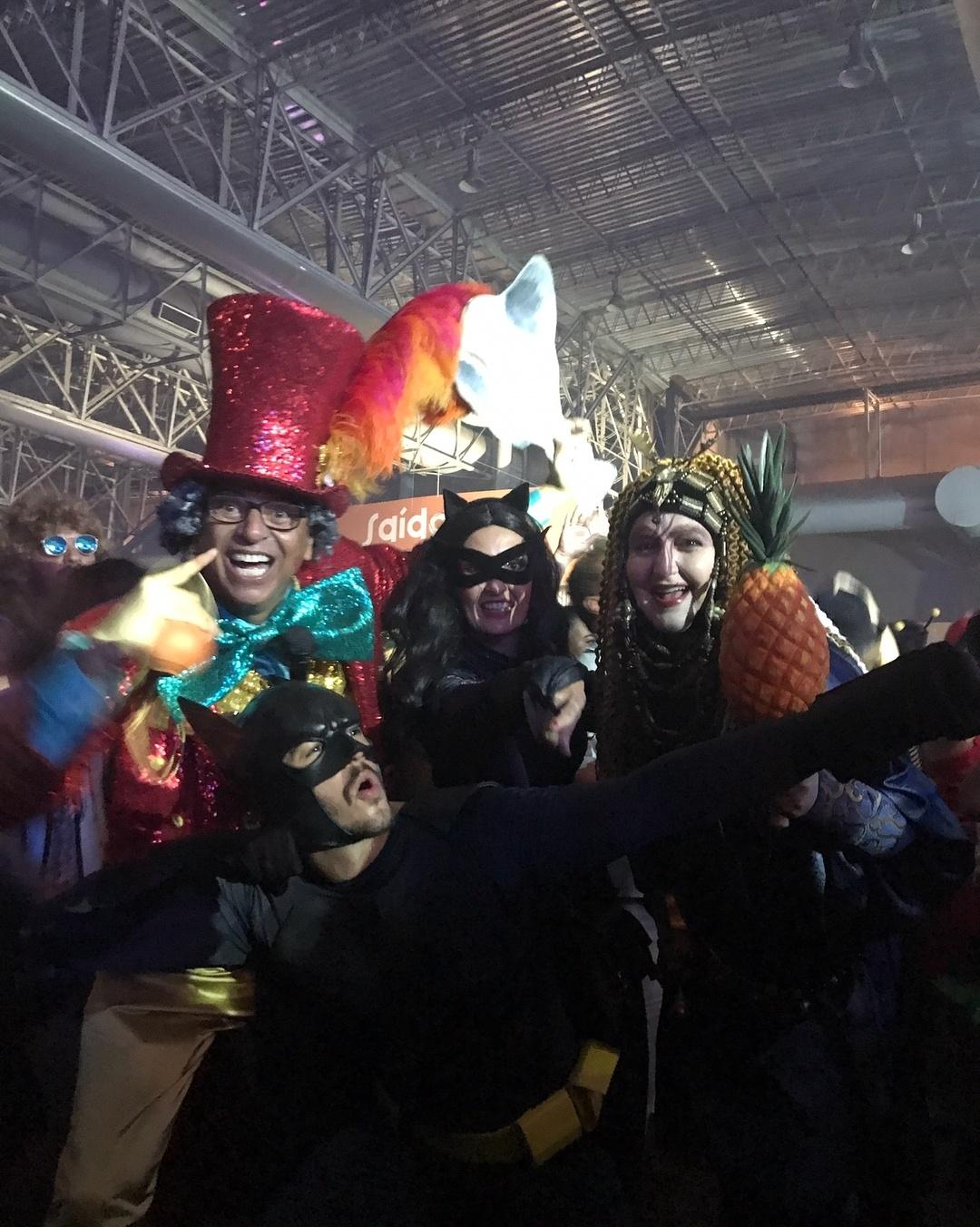 Fátima Bernardes e Túlio Gadêlha posam com foliões fantasiados em festa  - Reprodução/Instagram