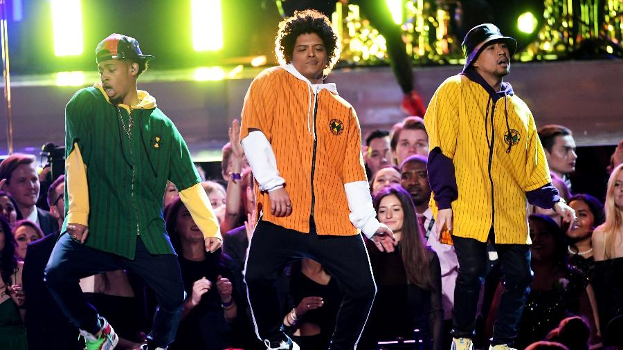 Bruno Mars se apresenta no palco do Grammy 2018 - Getty Images