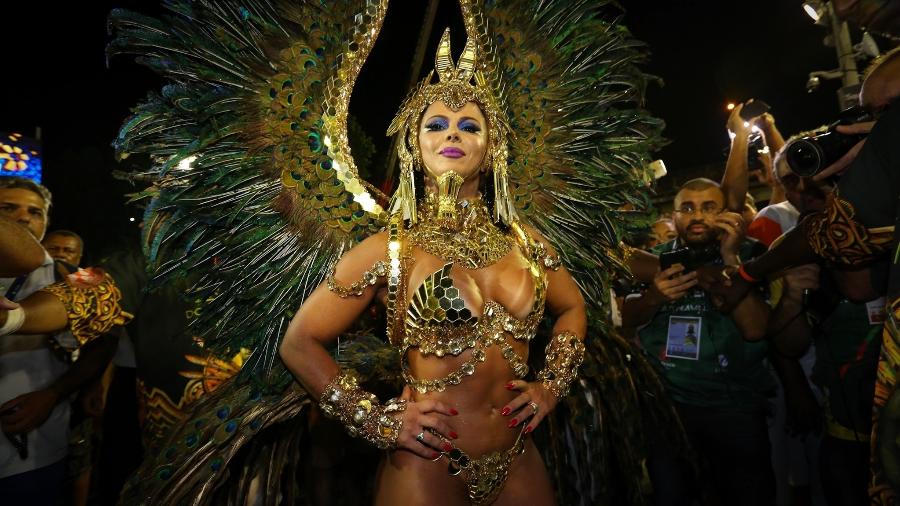 Rainha Viviane Araújo brilhou à frente da bateria do Salgueiro com uma fantasia de rainha-faraó - Marco Antônio Teixeira/UOL