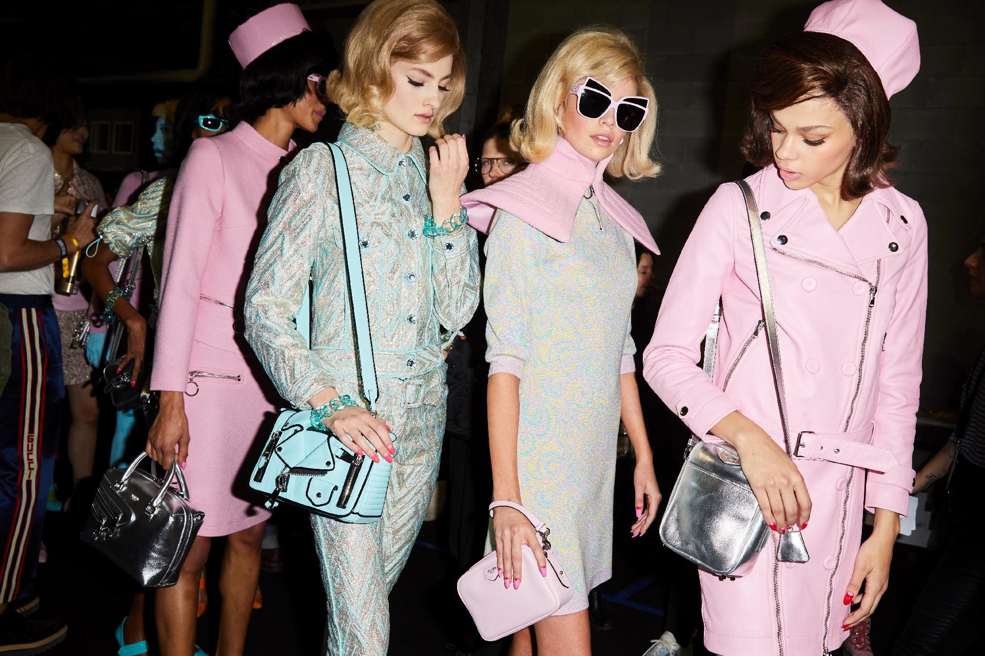 Detalhes do desfile da Moschino na MFW - Getty Images