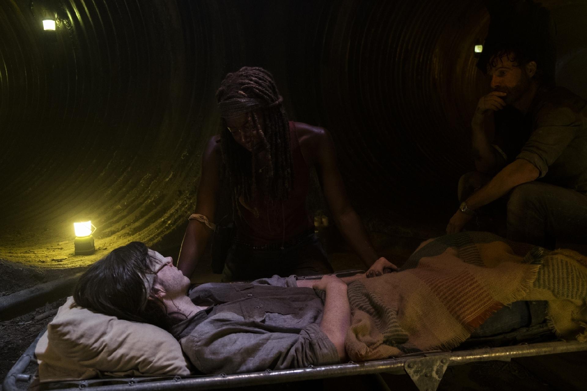 Em seu leito, Carl (Chandler Riggs) é observado por Michonne (Danai Gurira) e Rick (Andrew Lincoln) em cena de do nono episódio da oitava temporada de "The Walking Dead" - Divulgação