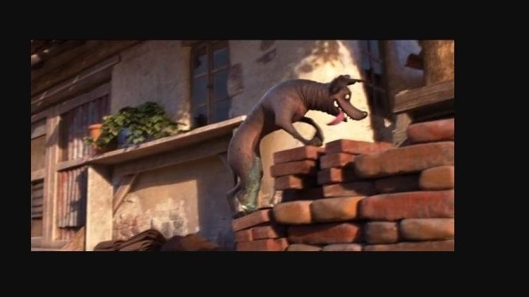 Cena de "Viva - A Vida é uma Festa" em que o cachorro Dante chuta uma garrafa de Coca-Cola - Reprodução - Reprodução