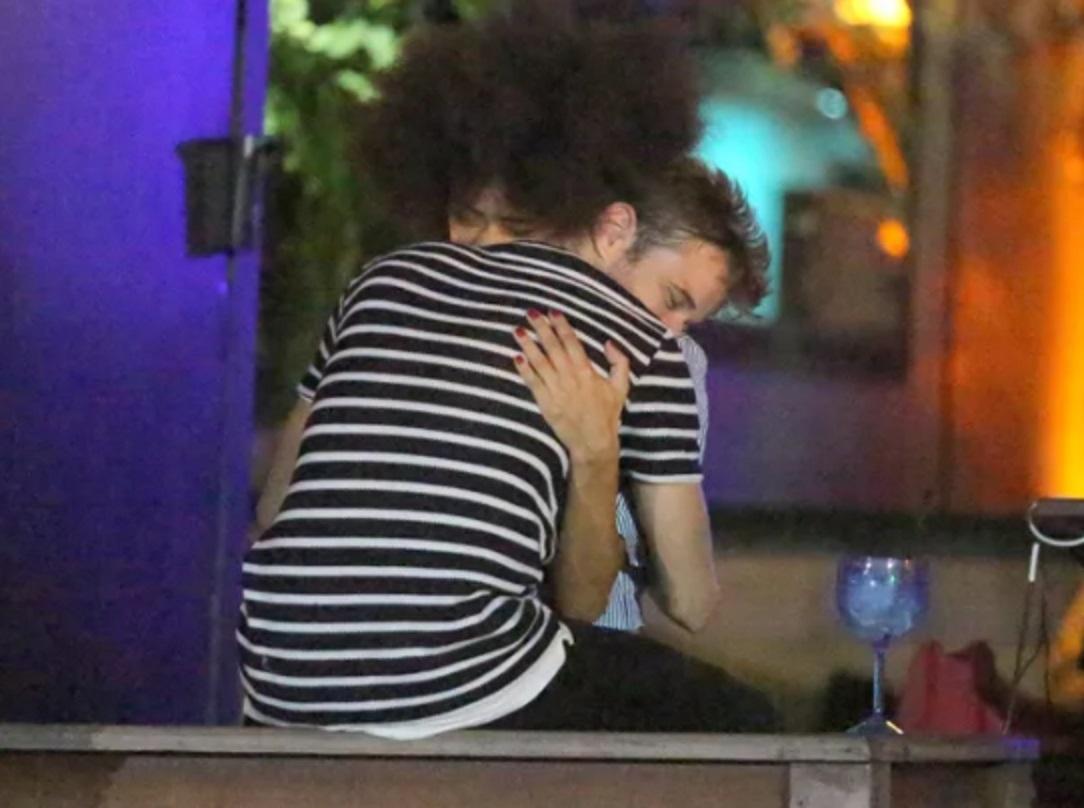 Hall Mendes e Flavia Cavalcanti, atores de Malhação, trocam beijos e carinhos em festa - Imagem/AgNews