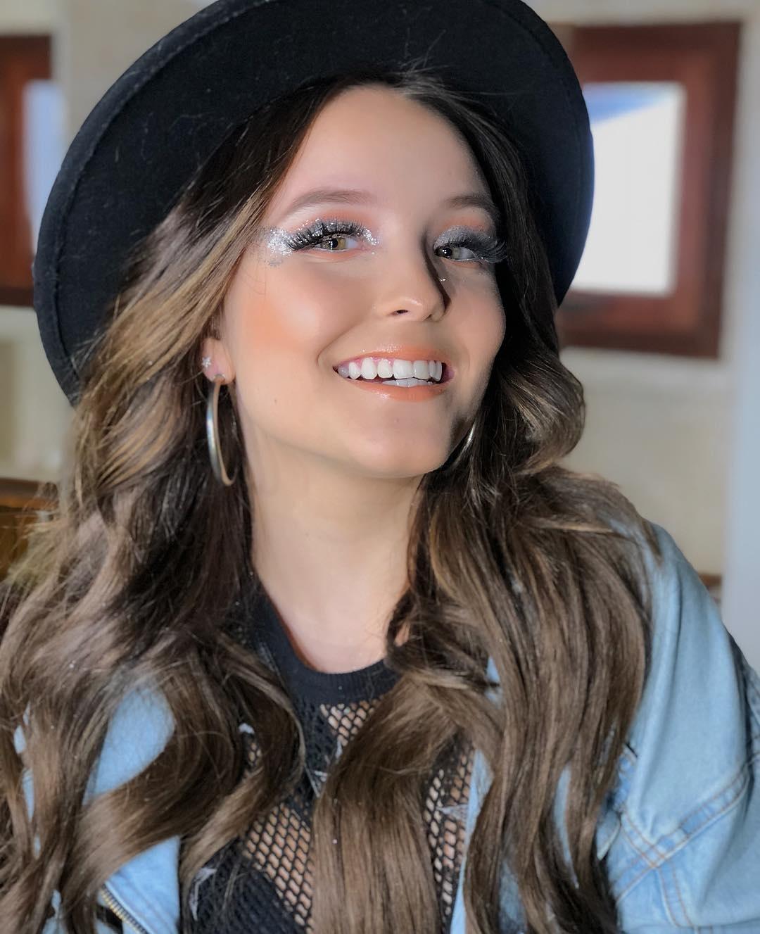 No Instagram, Larissa Manoela posta foto se preparando para o terceiro dia de Lolla: "Lollapalooza day 3. Lá vou eu", escreveu ela - Reprodução/Instagram/larissamanoela