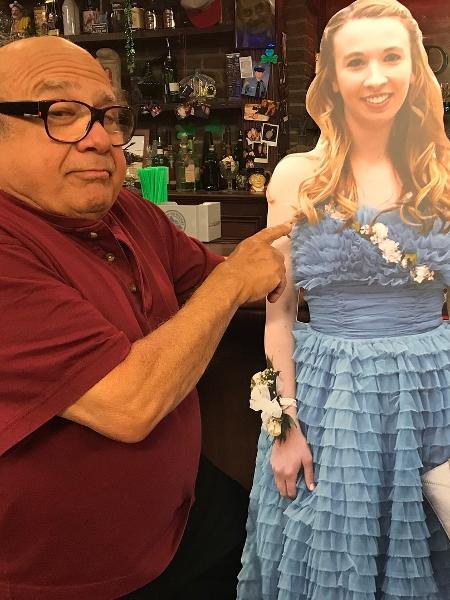 Danny Devito leva estudante de papelão para bar - Reprodução/Instagram - Reprodução/Instagram