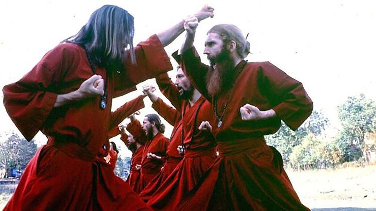Esta foto mostra parte da equipe "samurai" de guarda-costas de Bhagwan, durante uma prática de caratê - Hugh Milne - Hugh Milne