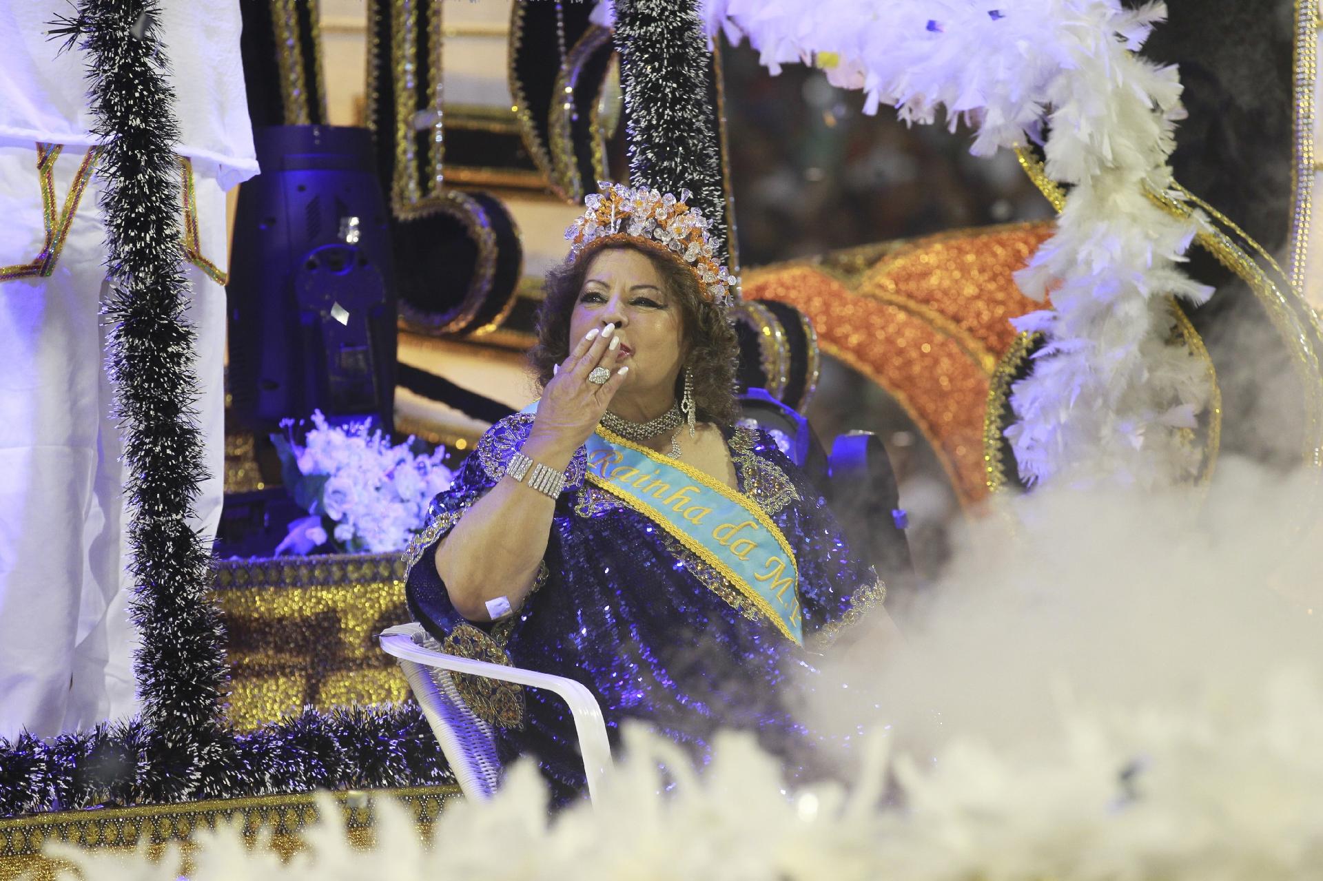 Angela Maria no desfile da escola Águia de Ouro, em São Paulo, com enredo "Tropicalismo - O movimento que não acabou" no Carnaval de 2012 - Robson Ventura/Folhapress