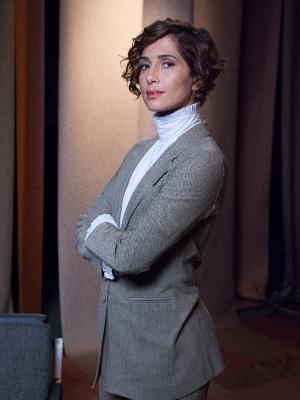 camila-pitanga-1543952574779_v2_300x400.