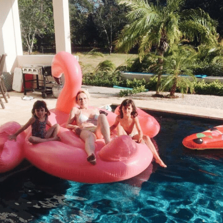 Ana Maria Braga curte piscina na companhia das netas - Reprodução/Instagram