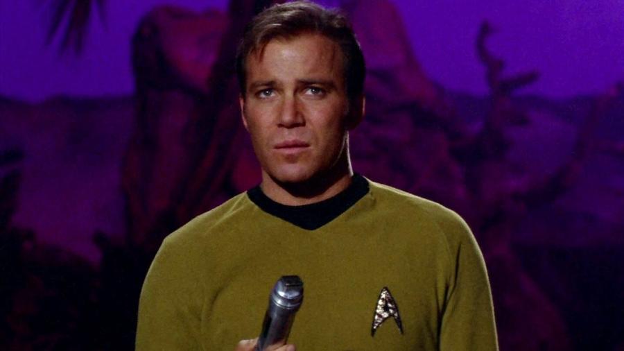 Capitão Kirk (William Shatner) utiliza o tradutor universal da série clássica "Star Trek" - Reprodução