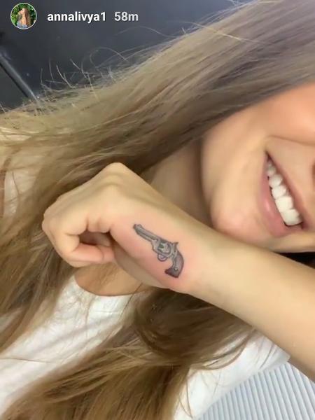 Anna Livya Padilha, ex-"Menina Fantasma", tatua revólver na mão direita - Reprodução/Instagram/annalivya1