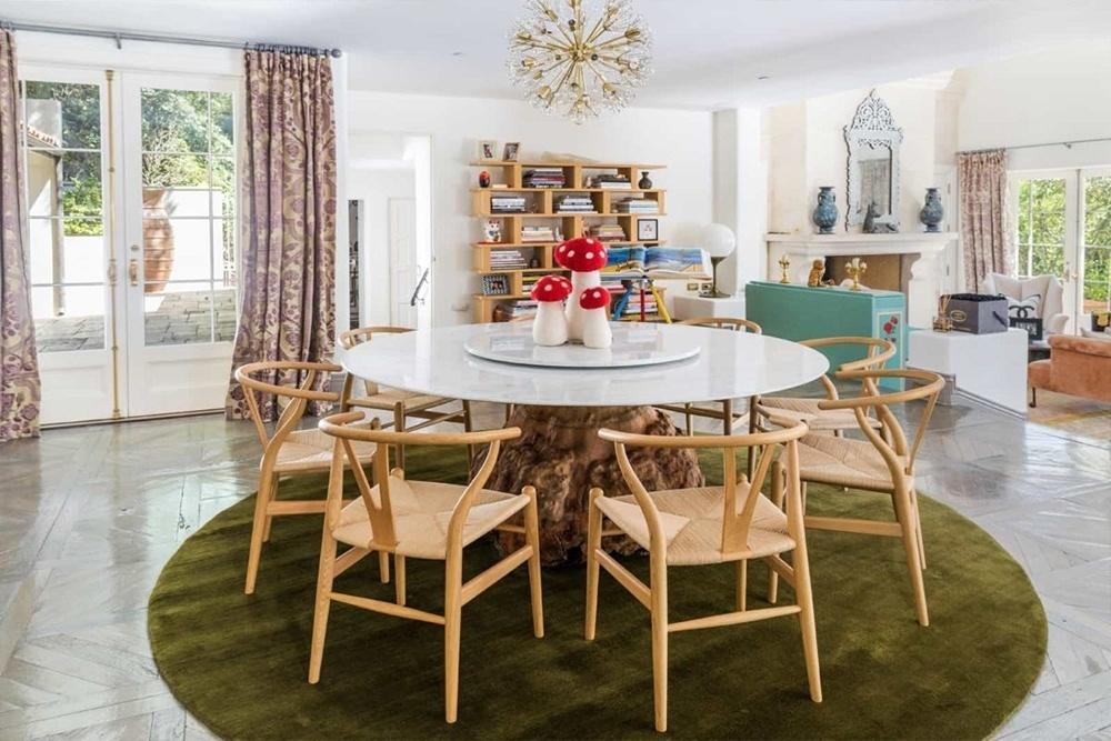 Mesa de jantar redonda tem decoração com cogumelos vermelhos - Douglas Elliman/Divulgação 