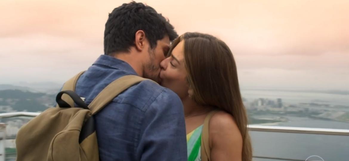 Paloma e Marcos se beijam em "Bom Sucesso" - Reprodução/TV Globo