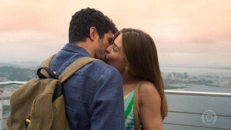 Paloma e Marcos se beijam em "Bom Sucesso" - Reprodução/TV Globo