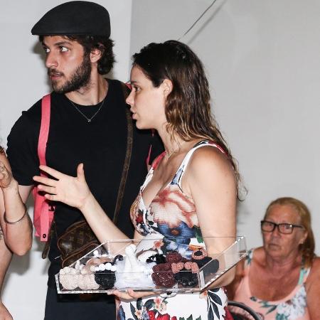 Chay Suede e Laura Neiva deixam a maternidade com a filha Maria - Lucas Ramos/Ag.News