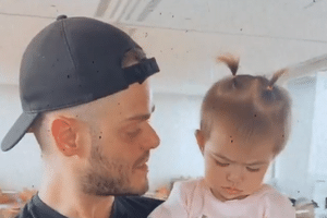 Filha de Sabrina | Com um ano, Zoe usa look de grife avaliado em mais de R$ 2 mil