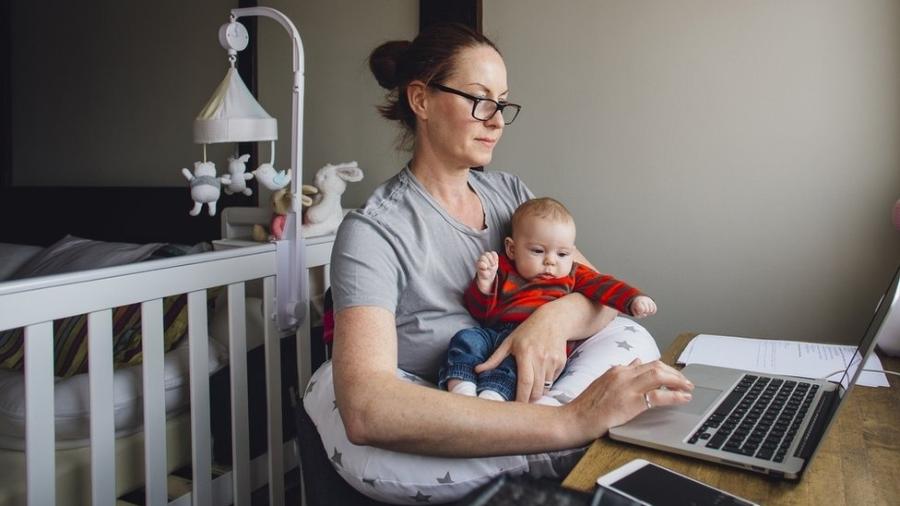 "O aumento de demanda em casa foi muito grande; a gente dividia os cuidados das crianças com outras mulheres" - Getty Images
