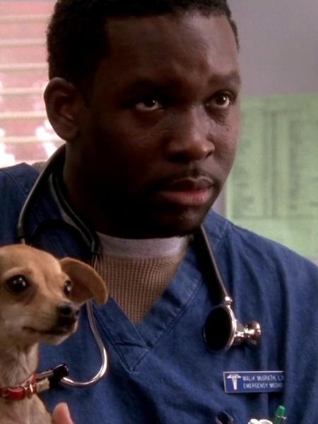 Deezer D como o enfermeiro Malik em "Plantão Médico" - Reprodução/IMDb