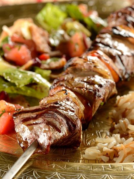 Michuí com salada e arroz com aletria: servido no prato - Getty Images/iStockphoto - Getty Images/iStockphoto