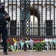Flores em frente ao Palácio de Buckingham após o anúncio da morte do príncipe Philip - HANNAH MCKAY / REUTERS