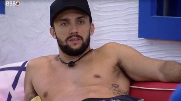 BBB 21: Arthur conversa com Gilberto na área externa - Reprodução/ Globoplay
