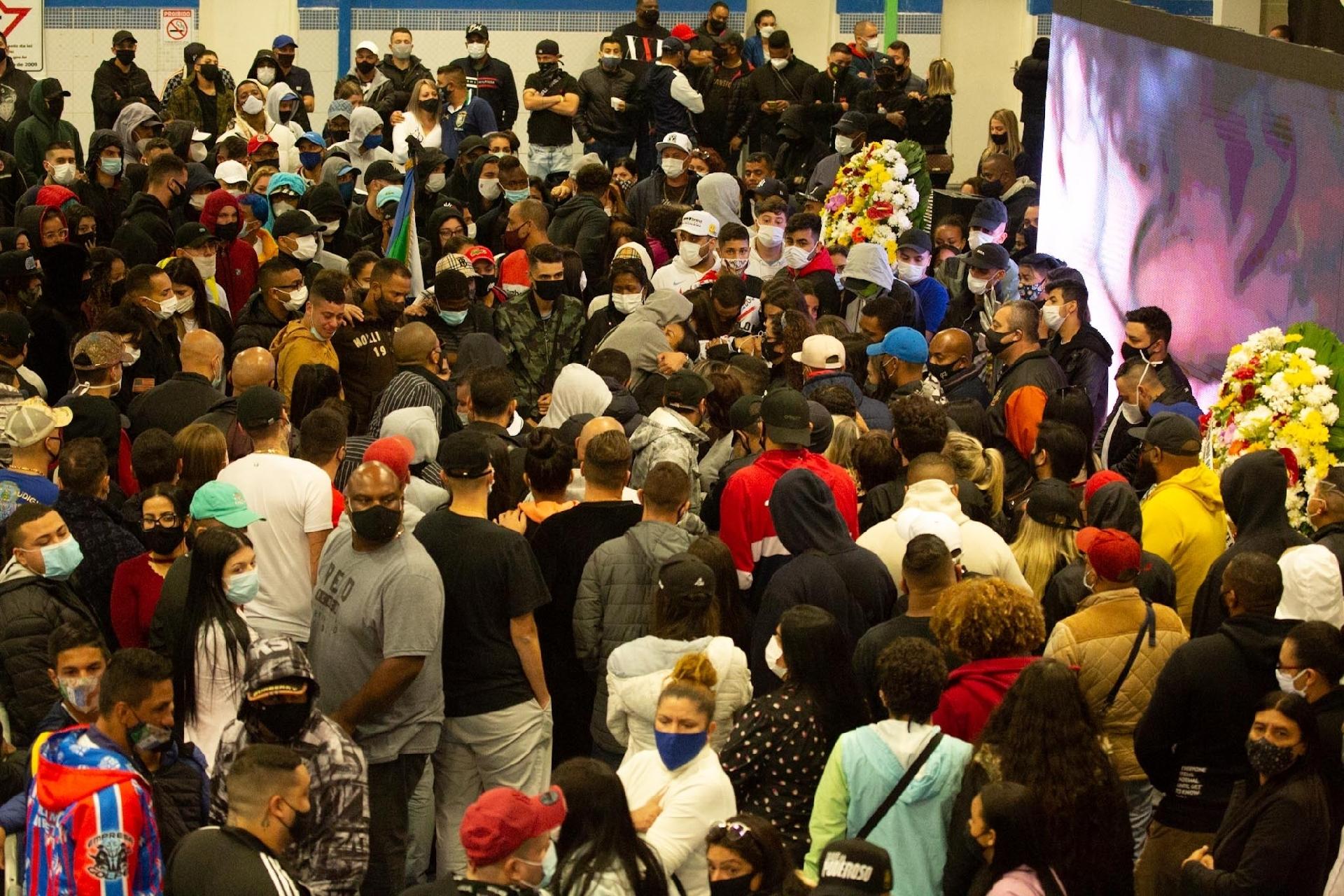 Fãs, amigos e familiares se aglomeraram na quadra da escola para se despedir do cantor - Amauri Nehn/Brazil News