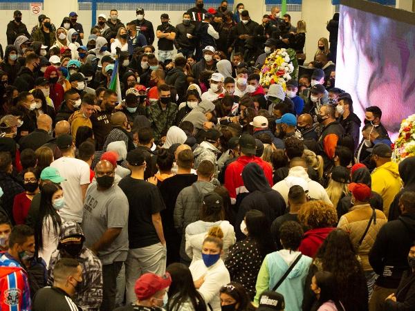 Fãs, amigos e familiares se aglomeraram na quadra da escola para se despedir do cantor - Amauri Nehn/Brazil News