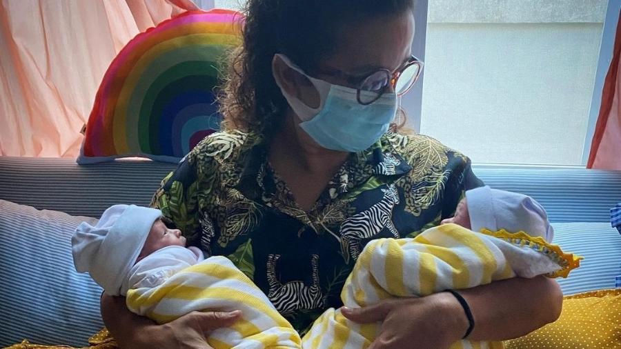 Patrícia Costa Campos, mãe de Nanda Costa, posa com as netas - Reprodução/Instagram