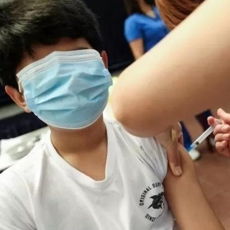 CoronaVac sendo aplicada em criança chilena; vacina foi liberada para uso em público de 6 a 17 anos no Brasil - Reuters