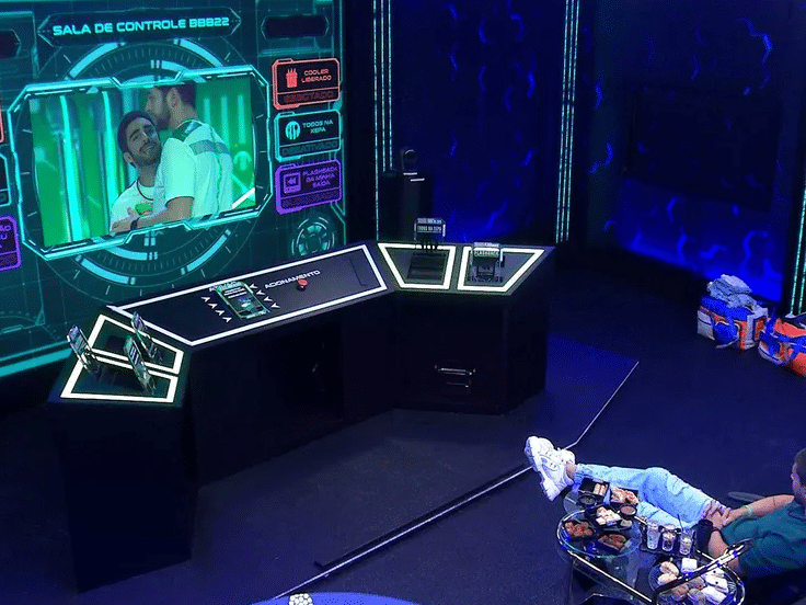 Falando sozinho, Arthur diz: 'Quero ver a cara deles quando eu voltar'